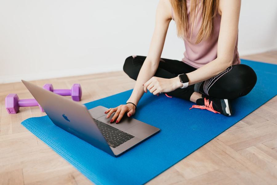 Sessione di allenamento seguita online da casa con il computer
