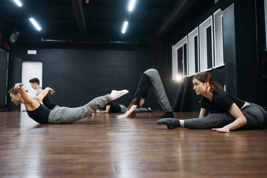 Esercizi di ginnastica posturale a corpo libero in sala